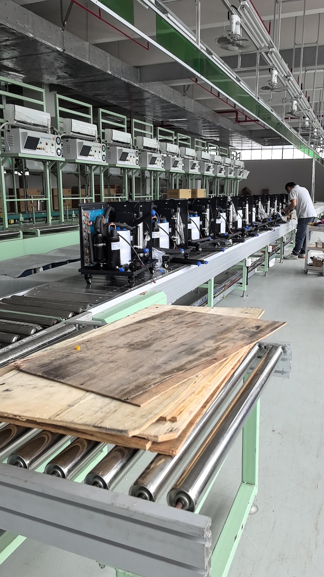 La festa del lavoro sulla linea di produzione dei clienti è il primo
